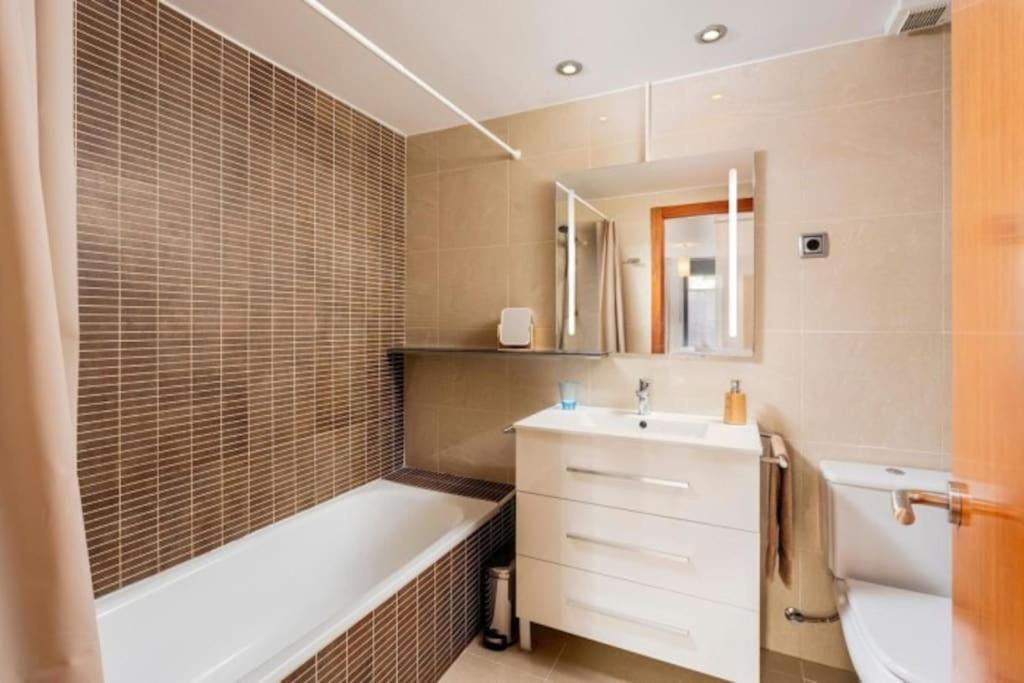 Acogedor Apartamento Cerca Del Casco Antiguo 赫罗纳 外观 照片
